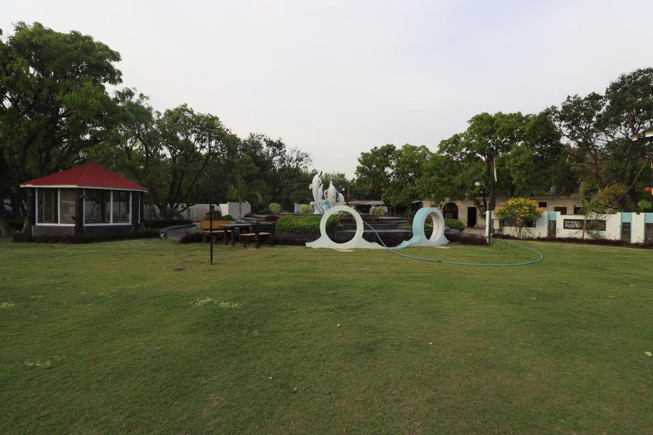 Oyo 33387 Laxmi Lawn And Resort Suite Lucknow Exterior photo